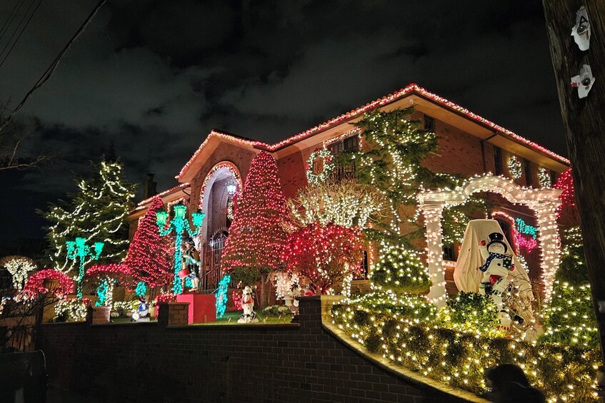 NYC: Dyker Heights Luxury Holiday Lights Tour & Hot Cocoa  