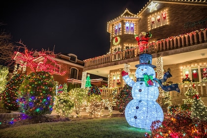 NYC: Dyker Heights Luxury Holiday Lights Tour & Hot Cocoa