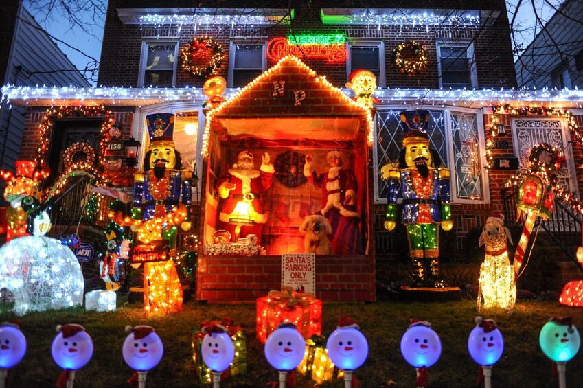 NYC: Dyker Heights Luxury Holiday Lights Tour & Hot Cocoa  