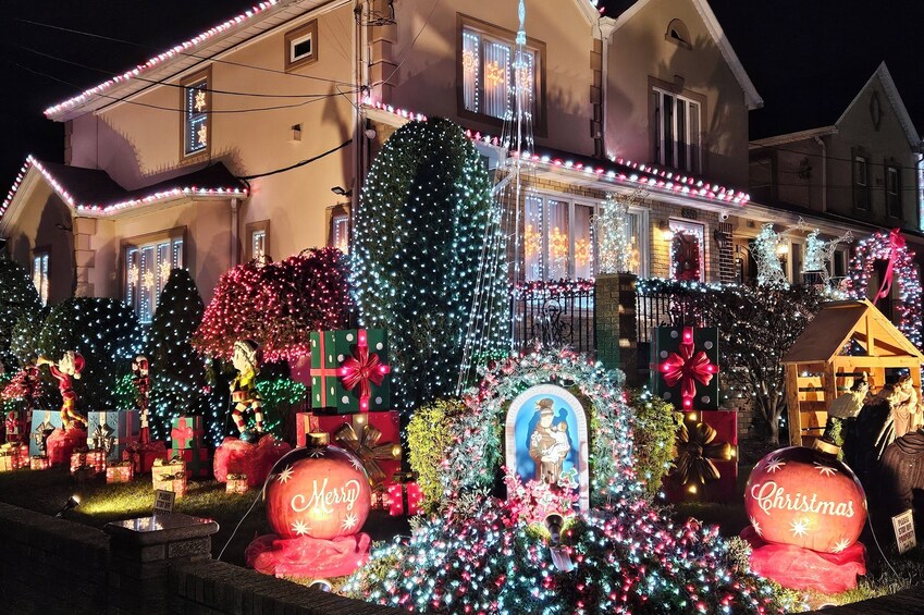 NYC: Dyker Heights Luxury Holiday Lights Tour & Hot Cocoa  