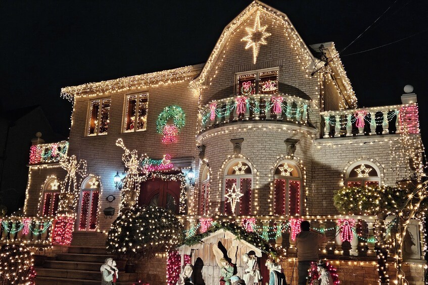 NYC: Dyker Heights Luxury Holiday Lights Tour & Hot Cocoa  