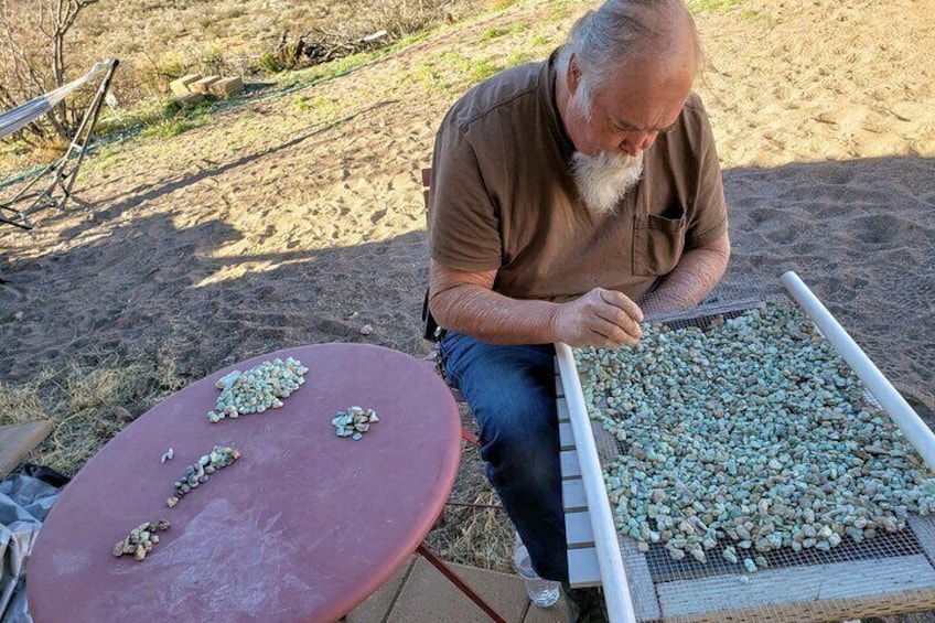 Learn from our experts how to sort turquoise by size and grade.