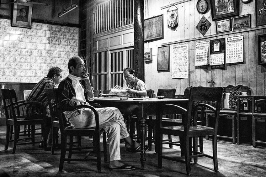 The city has a magical quality - there are parts of the city that feel like they are stuck in time. A magical timelessness. Like this moment from Chinatown.