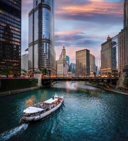 Chicago: Gangsters & Ghosts Minibus Tour + Riverboat Cruise