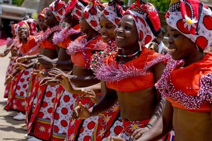 Excursión a las danzas culturales de Bomas y experiencia en restaurantes ca...