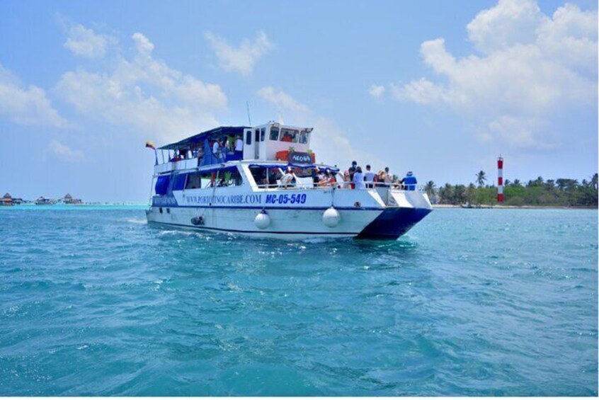 Yacht rumbles through San Andrés Bay