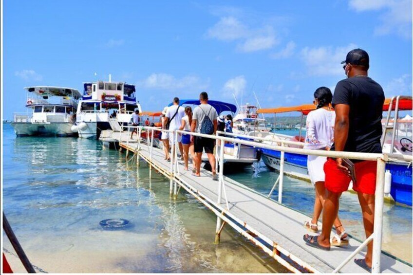 Night walk along San Andrés Bay