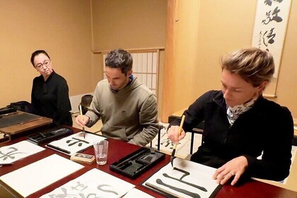 Calligraphy Experience and Original T-Shirt Creation in Tokyo