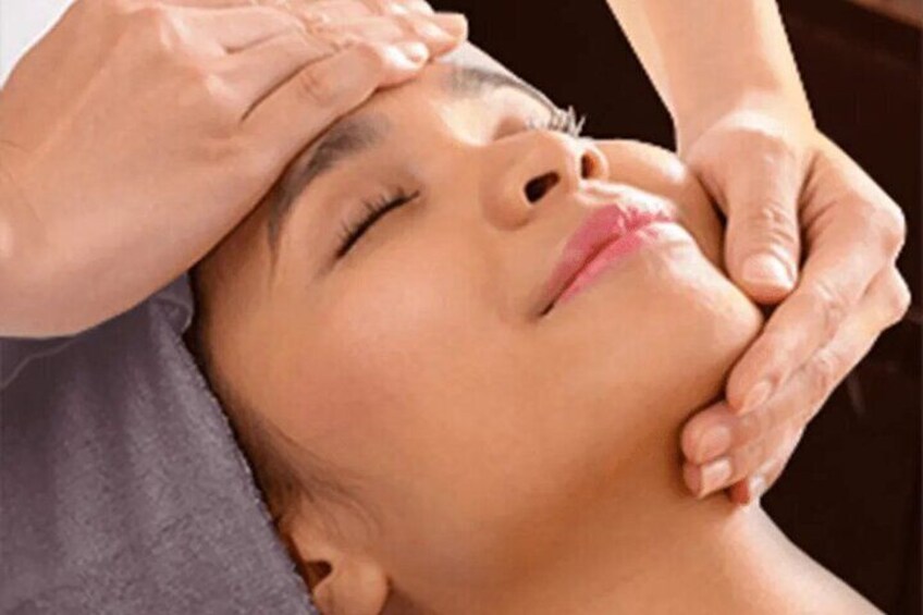 Facial massage is a technique that uses hands or devices to act on the skin of the face, neck and shoulders, contributing to promoting healthy skin, rejuvenation and enhancing the aesthetics of appear