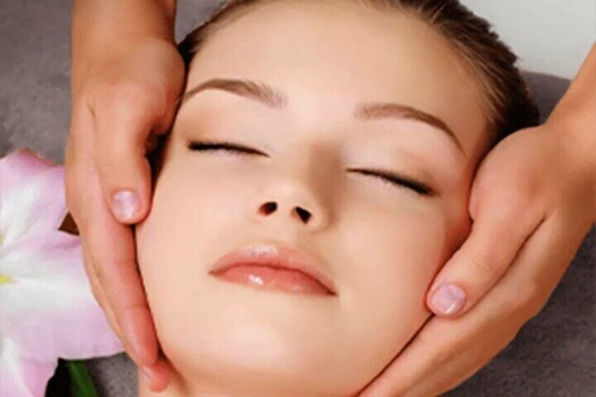 One of the main benefits of facial massage is its ability to improve the appearance and aesthetics of the skin.