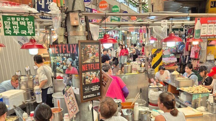 4 Hours UNESCO Palace and Street Food Tour in Seoul