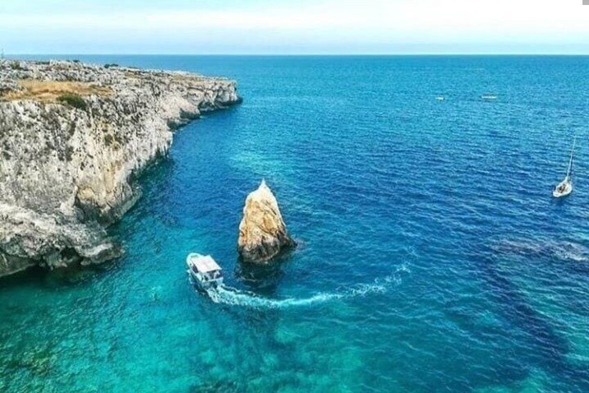 Boat excursion on the island of Ortigia with Snorkeling to the sea caves