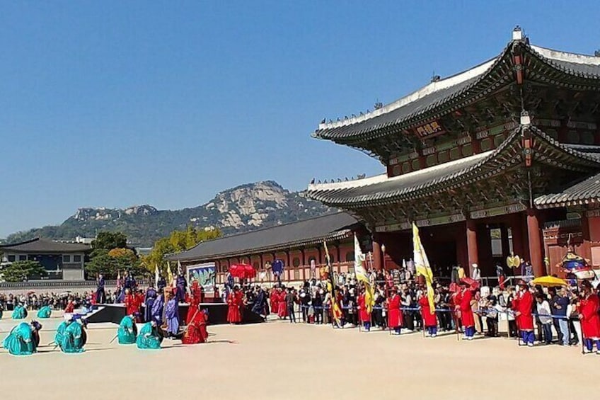 Seoul in Harmony Private City Tour with private transportation(airport)