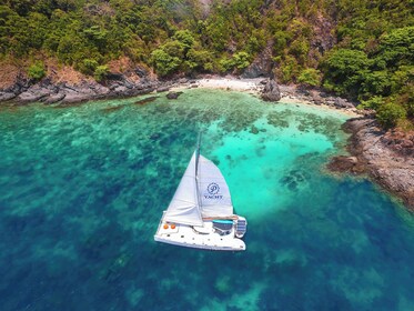 Solnedgangskrydstogt til Coral og Racha Island med katamaran
