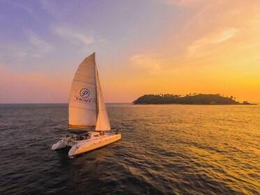 Crucero con cena al atardecer a la isla Coral y el cabo Prompthep en catama...