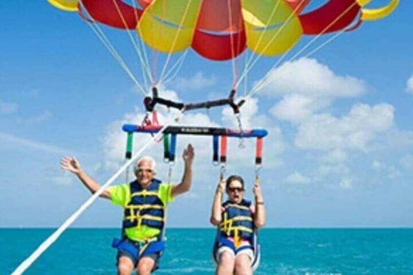 Fly over the Sea of 7 Colors: Parasailing Private San Andrés