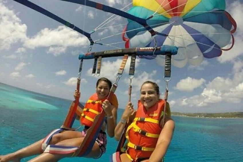 Fly over the Sea of 7 Colors: Parasailing Private San Andrés