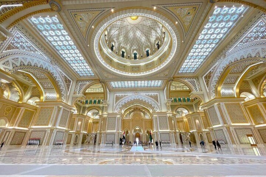 Look up to the beautifully crafted dome, a highlight of Qasr Al Watan’s interiors, which combines opulent designs with modern engineering to create an awe-inspiring view.