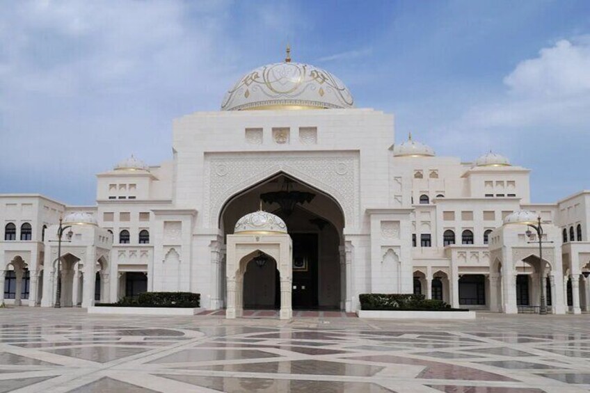 Immerse yourself in the elegance of Qasr Al Watan’s white architecture, a symbol of Emirati luxury and culture.