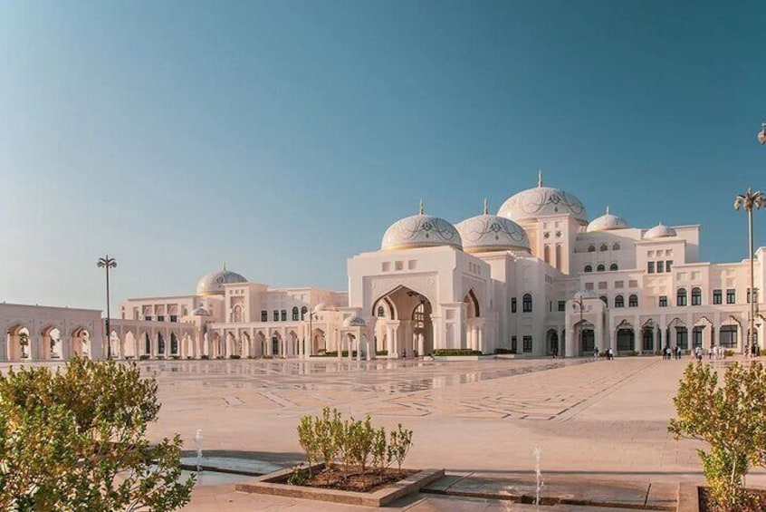 Enjoy the stunning view of Qasr Al Watan’s grand entrance, your gateway to Emirati history and knowledge.