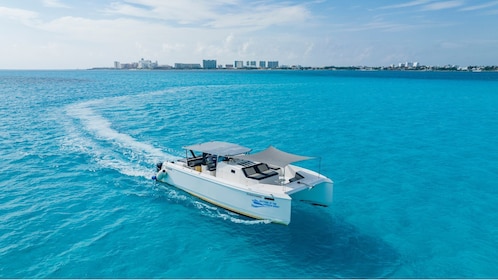 Private Catamaran Atomic 47ft - Isla Mujeres - Reef Snorkelling & Open Bar