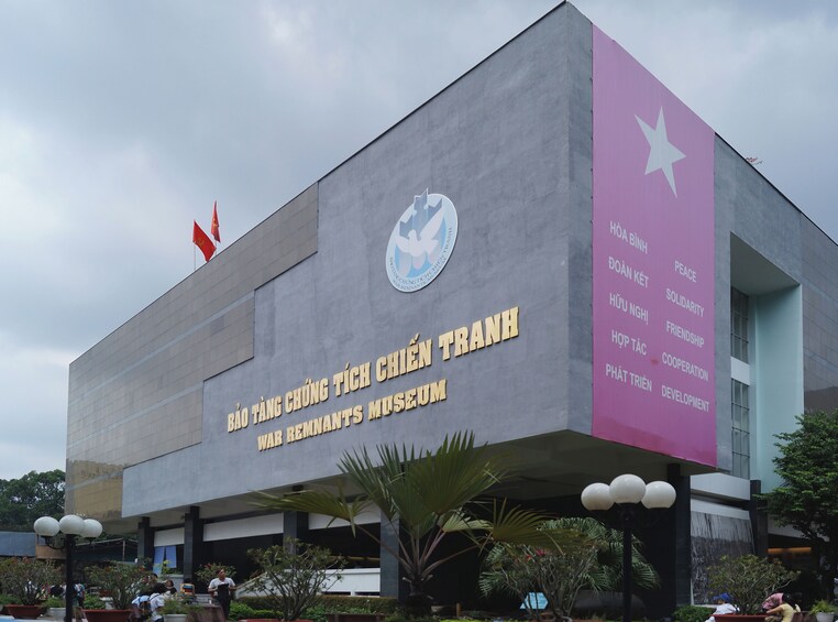 Ho Chi Minh City: Independence Palace and War Museum Tour