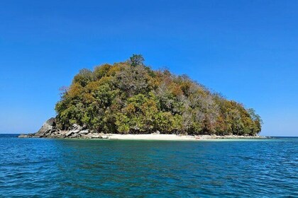 Snorkelling in Pandan Pandan Island