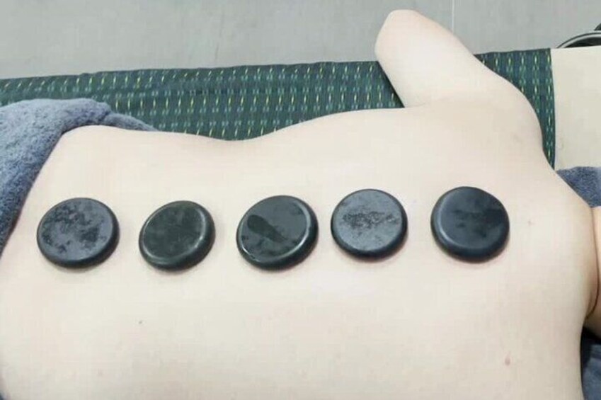 Picture of a customer having Aromatherapy Hot Stone Massage (Male)