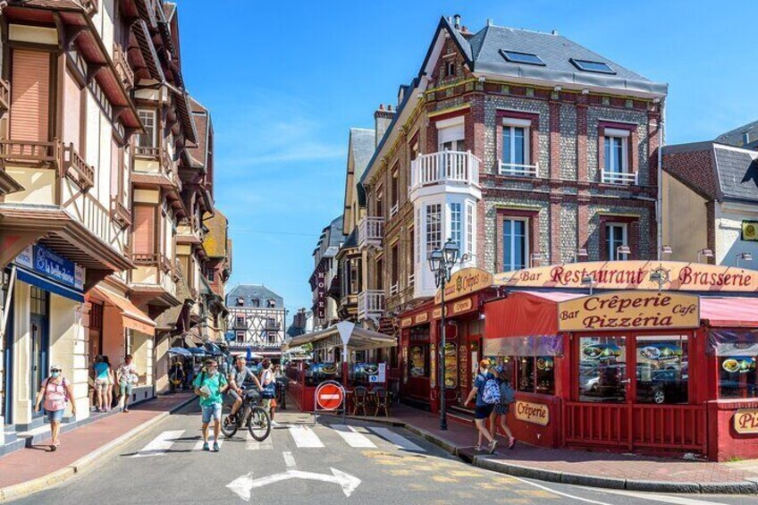 The charming village of Étretat itself is worth exploring. With its traditional half-timbered houses, cozy cafés, and quaint shops, the village retains its small-town Norman charm.