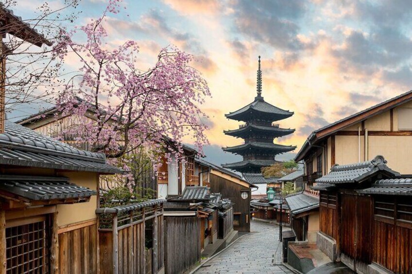 Authentic view of Yasaka pagoda