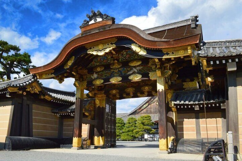 Splended gigantic gate of Nijo Castle