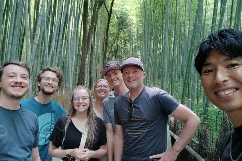 Visiting early in the morning helps avoid crowds. Let's take a group photo in the enchanting bamboo grove!