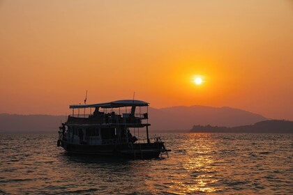 Solnedgångsmiddag i Phang Nga-bukten med stor båt