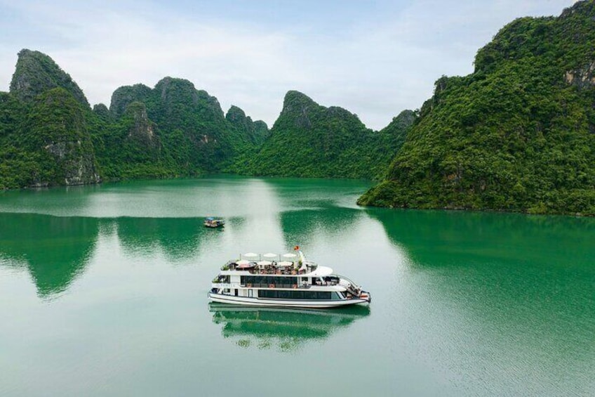 Pamela Luxury Cruise Experience in Halong Bay