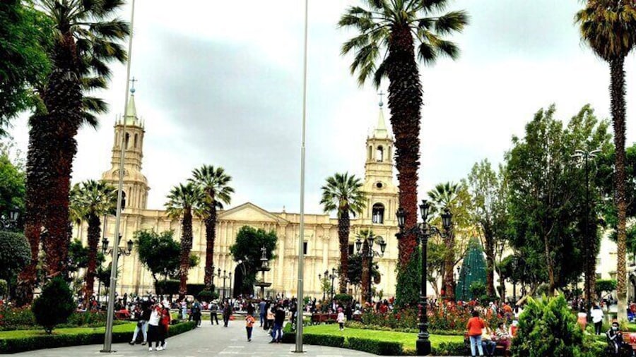 Plaza de armas de y basílica catedral de Arequipa