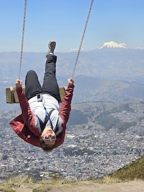 Quito: Teleferico, Old Town, and Intiñan Museum Private Tour