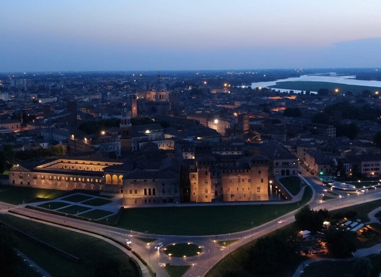 Picture 2 for Activity MANTOVAGANDO: Tour del Centro Storico di Mantova