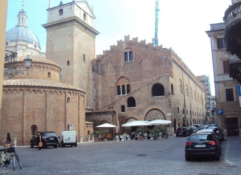 Picture 3 for Activity MANTOVAGANDO: Tour del Centro Storico di Mantova