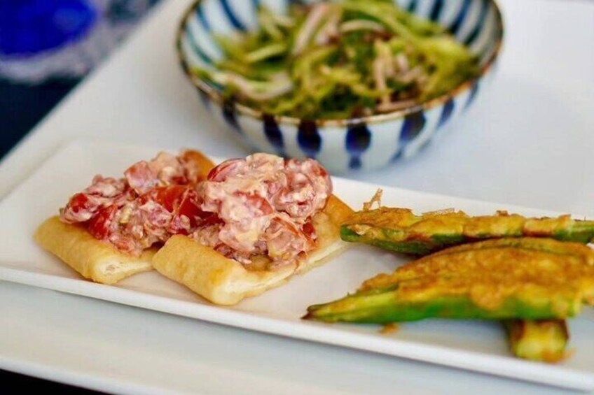 Three appetizers. The pizza with thin fried tofu is recommended for those with wheat allergies or those with sugar restrictions.