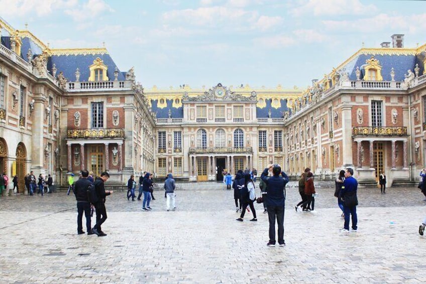 Discover the breathtaking Château de Versailles, a masterpiece of French architecture and a symbol of royal opulence.