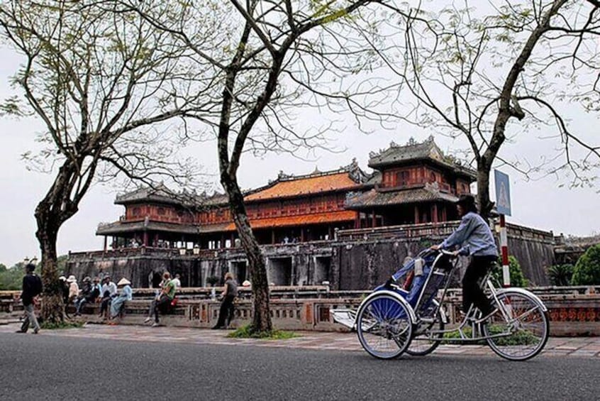 Hue Evening Cyclo Food Tour & Folk Music on Perfume River