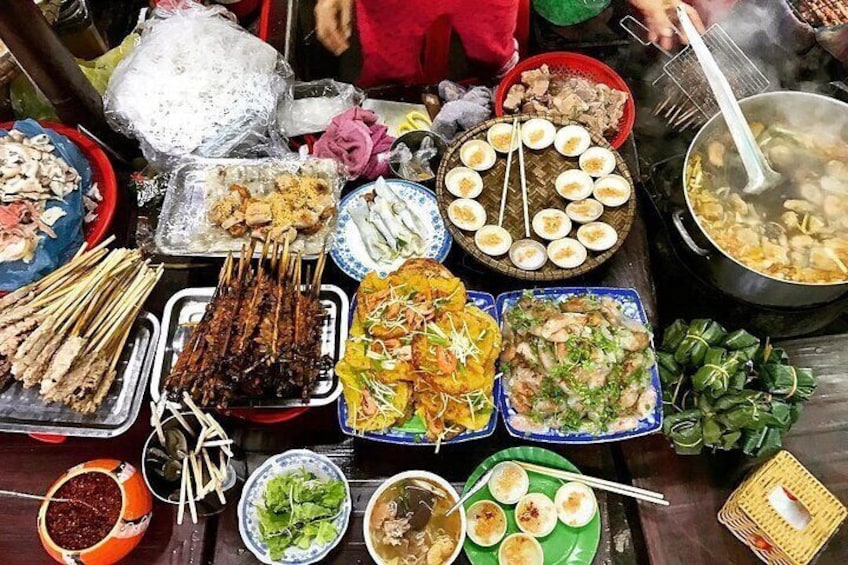 Hue Evening Cyclo Food Tour & Folk Music on Perfume River