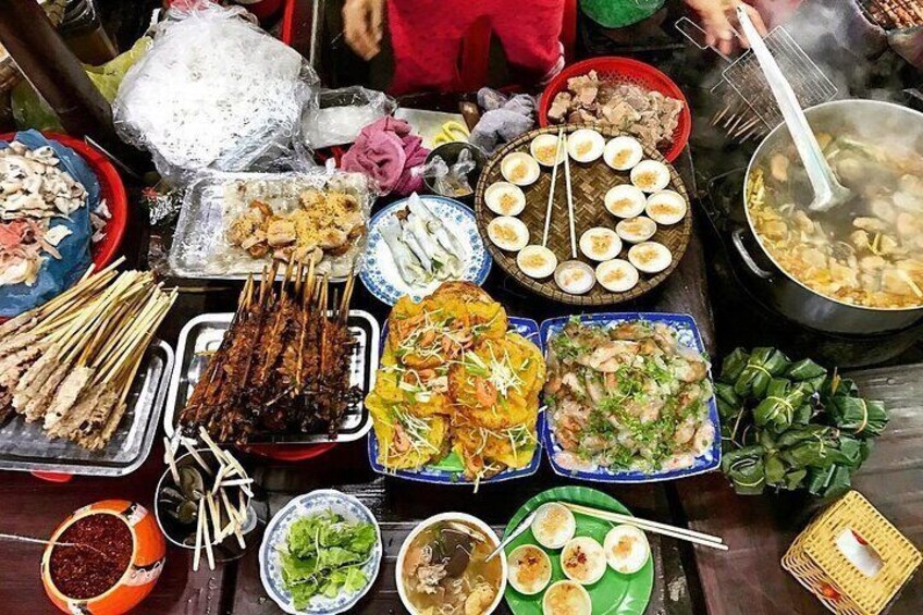 Hue Evening Cyclo Food Tour & Folk Music on Perfume River
