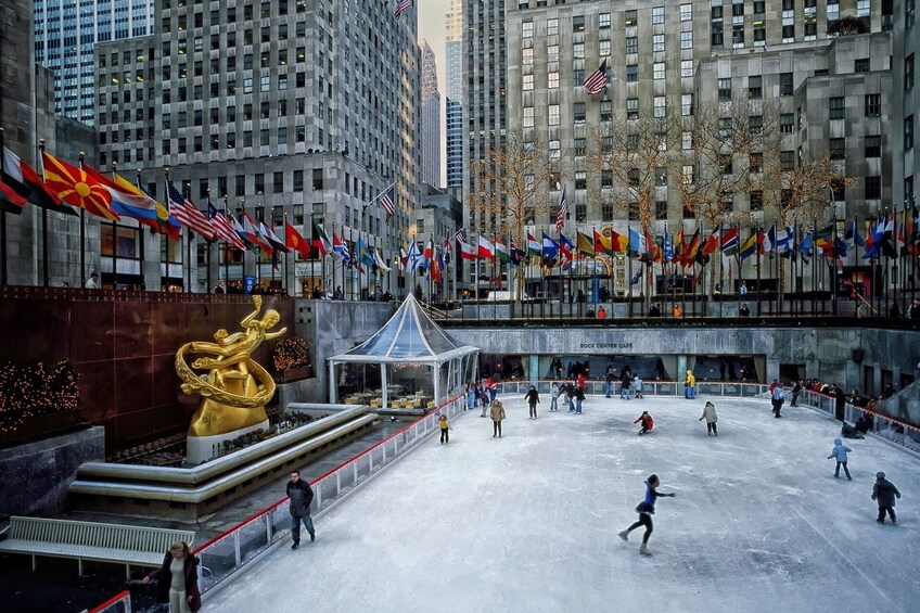 NYC: Holiday Walking Tour 5th Ave, Rockefeller Tree & Xmas Village 