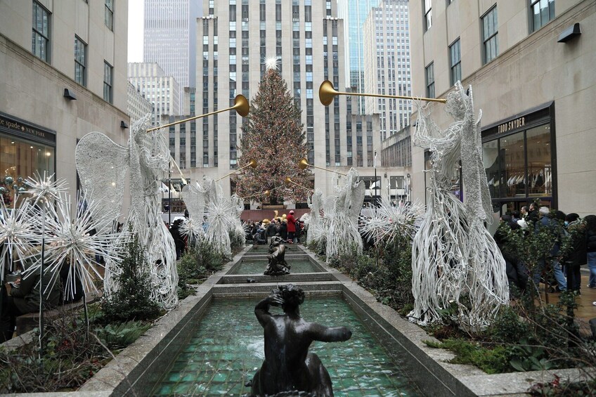 NYC: Holiday Walking Tour 5th Ave, Rockefeller Tree & Xmas Village 