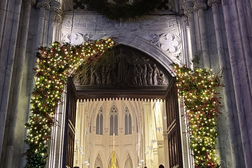 NYC: Holiday Walking Tour 5th Ave, Rockefeller Tree & Xmas Village 