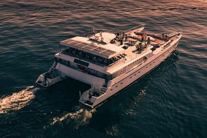 Mega Yacht All-Inclusive Private Boat Tour