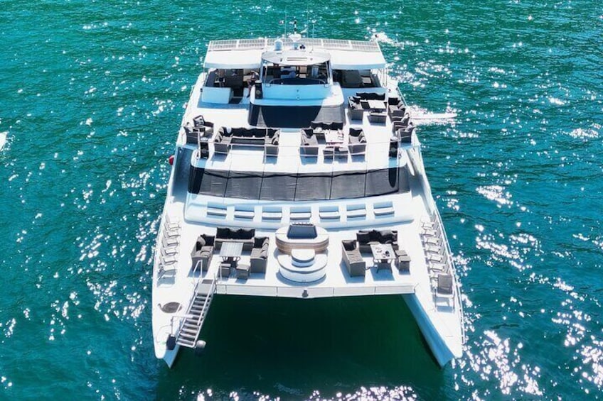 Mega Yacht All-Inclusive Private Boat Tour