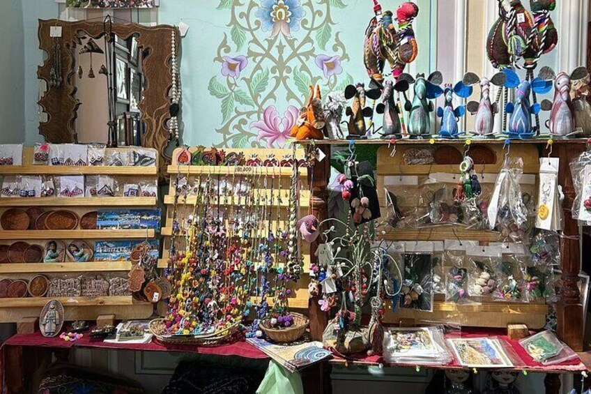 Collection of Local Jewelry and Souvenirs – Admire a diverse range of handcrafted souvenirs, perfect for capturing a piece of Uzbekistan’s culture to take home.