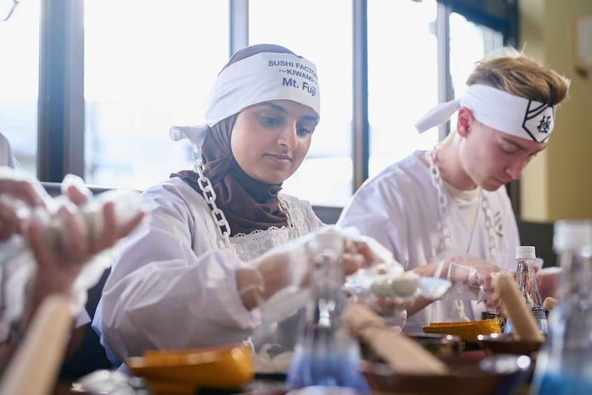 Picture 6 for Activity Lake Kawaguchi: Sushi Making Experience with Mt. Fuji View